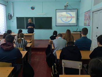 Председатель ТИК Староминская провела урок в СОШ №4 на тему: «Избирательное право: история и современность»