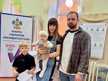 Дети Староминского района вместе с родителями участвуют в голосовании на избирательных участках