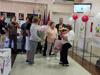 В Староминском районе доброй традицией во время выборов на избирательных участках стало поздравление именинников