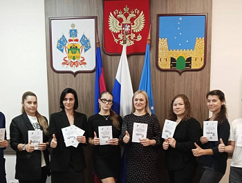 Накануне дней голосования председатель территориальной избирательной комиссии Староминская Светлана Кузьменко провела обучение для волонтеров