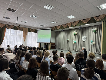 Встреча председателя территориальной избирательной комиссии Староминская с учащимися  в рамках проведения месячника Молодого избирателя: разговор о правах, обязанностях и избирательном праве
