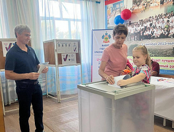 Дети Староминского района вместе с родителями участвуют в голосовании на избирательных участках