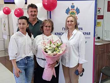 В Староминском районе доброй традицией во время выборов на избирательных участках стало поздравление именинников