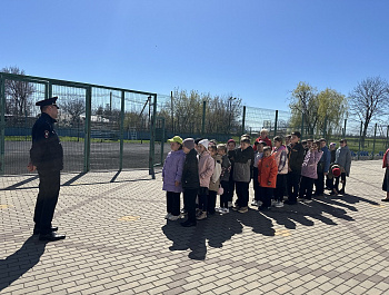 Госавтоинспекторы Староминского района провели комплекс мероприятий по факту ДТП с участием несовершеннолетнего в одной из школ отдаленного населенного пункта