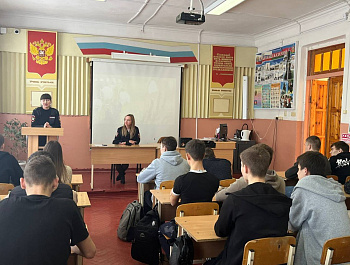 Сотрудниками Госавтоинспекции Староминского района совместно с сотрудником наркоконтроля проведено профилактическое занятие со студентами техникума