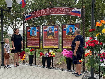  Памятное мероприятие, посвященное установке пилонов участникам СВО, прошло в хуторе Ясени. 