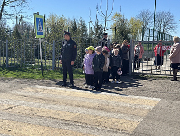 Госавтоинспекторы Староминского района провели комплекс мероприятий по факту ДТП с участием несовершеннолетнего в одной из школ отдаленного населенного пункта