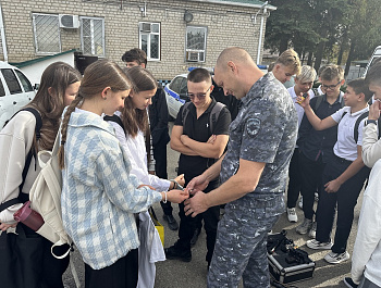 Полицейские Староминского района организовали для старшеклассников средней школы №1 станицы Староминской экскурсию в Отдел полиции