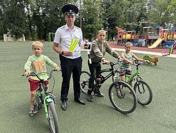 Сотрудники Госавтоинспекции Староминского района напомнили несовершеннолетним велосипедистам о соблюдении правил дорожного движения.