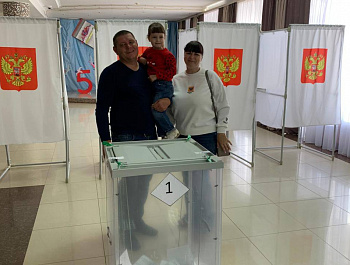 Дети Староминского района вместе с родителями участвуют в голосовании на избирательных участках