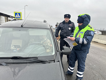 Сотрудники Госавтоинспекции Староминского района на автодорогах проводят профилактические беседы с водителями о необходимости неукоснительного соблюдения ПДД