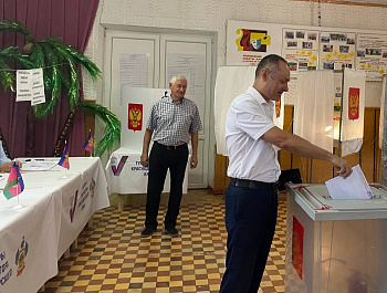 Депутат Законодательного Собрания Краснодарского края, директор предприятия по производству Староминского кваса ООО «Прибой» Сергей Косяников реализовал активное избирательное право и проголосовал на избирательном участке по месту жительства