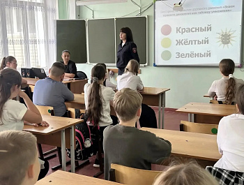 Сотрудниками Госавтоинспекции Староминского района проводятся «Безопасные пятиминутки»